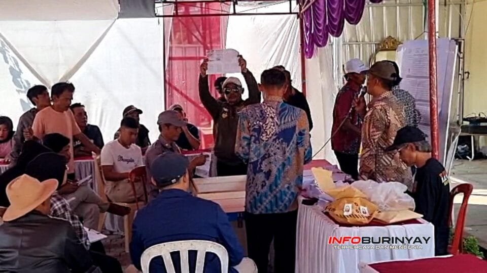 Proses penghitungan suara Pemilihan BPD Desa Haurpugur periode 2026–2034 berlangsung transparan, aman, dan tertib di salah satu TPS di Kecamatan Rancaekek, Kabupaten Bandung, Minggu (5/7/2026).