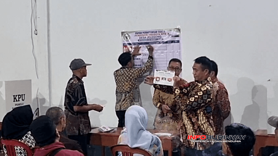 Panitia memperlihatkan surat suara sah saat proses penghitungan suara Pemilihan Calon Anggota BPD keterwakilan Dusun 2 Desa Jelegong masa bakti 2026–2034 di GOR Desa Jelegong, Kecamatan Rancaekek, Kabupaten Bandung.