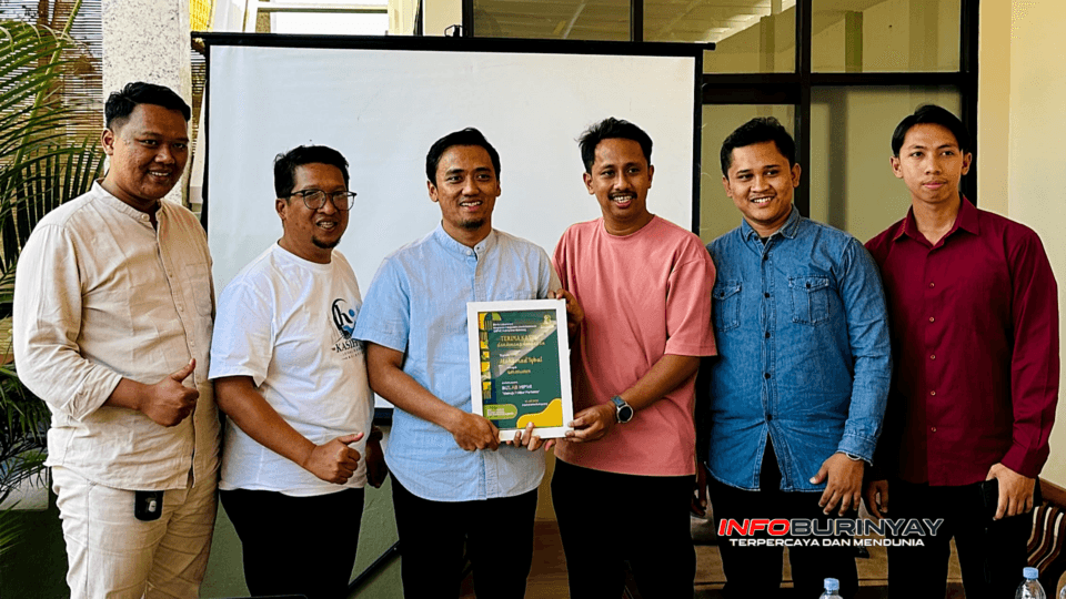 Ketua HIPMI Kabupaten Bandung bersama Ketua KADIN Kabupaten Bandung Mohamad Iqbal dan pengurus HIPMI berfoto usai penyerahan piagam penghargaan pada peluncuran Program Bizlab HIPMI untuk mendorong UMKM naik kelas di Kabupaten Bandung.