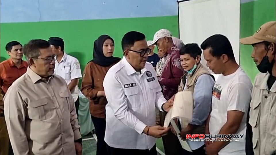 Kepala Kantor Pertanahan Kabupaten Bandung Iim Rohimat menyerahkan sertifikat tanah Program PTSL Tahun 2026 kepada warga Desa Drawati, Kecamatan Paseh, Kabupaten Bandung, disaksikan Anggota DPR RI Ahmad Heriawan.