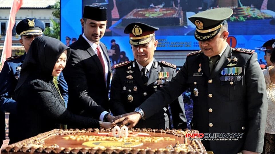 Wakil Bupati Bandung Ali Syakieb bersama Ketua DPRD Kabupaten Bandung Renie Rahayu Fauzi, Kapolresta Bandung Kombes Pol Aldi Subartono, dan unsur Forkopimda memotong kue peringatan Hari Bhayangkara ke-80 di Mapolresta Bandung sebagai simbol sinergi menjaga keamanan dan mendukung pembangunan daerah.