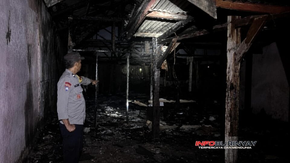 Petugas Polsek Cimaung memeriksa kondisi Sekretariat FORWACI yang hangus terbakar di Kampung Cigeureuh, Desa Cipinang, Kecamatan Cimaung, Kabupaten Bandung.