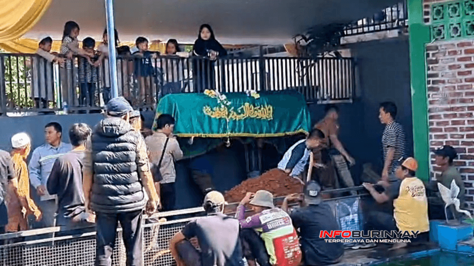 Keluarga dan para pelayat mengantarkan jenazah H. Ado Mulyana bin Hasan Mukosin ke liang lahat di area pemakaman keluarga, Kampung Cijati, Desa Cileunyi Kulon, Kecamatan Cileunyi, Kabupaten Bandung, Selasa (7/7/2026).