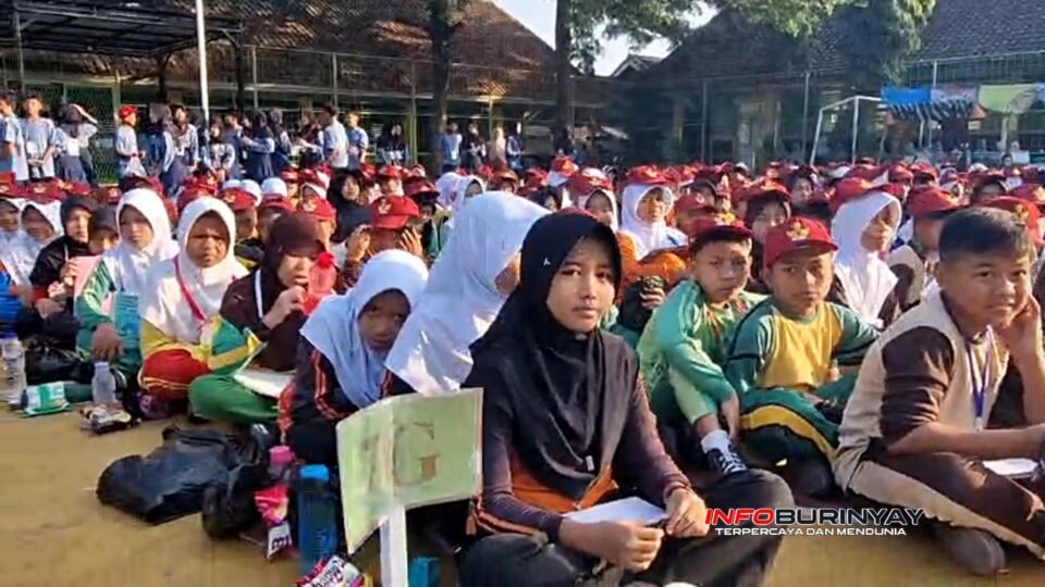 Ratusan peserta didik baru mengikuti kegiatan MPLS Ramah hari keempat di lapangan SMPN 1 Pasirjambu, Kabupaten Bandung, dengan tema Penanaman Karakter Berbasis Lingkungan dan Budaya, Kamis (16/7/2026).