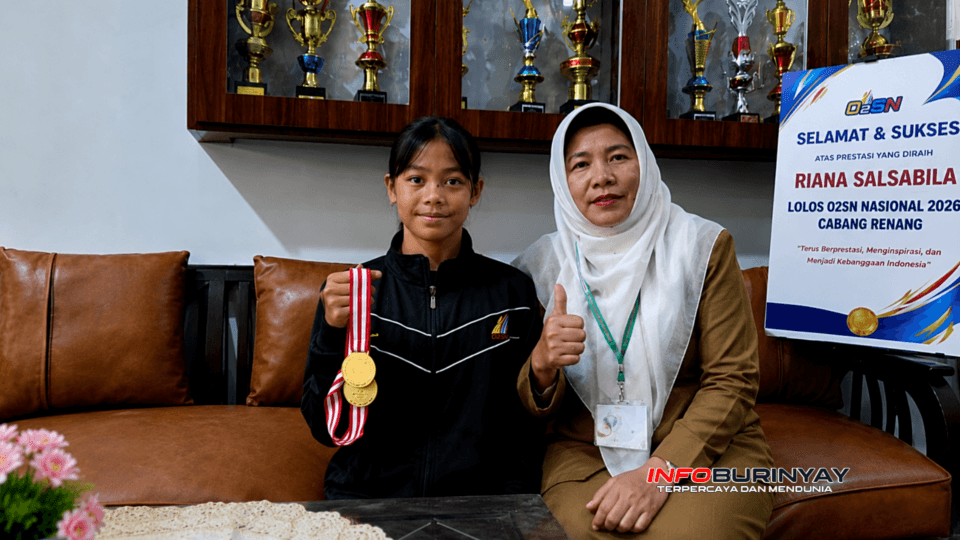 Riana Salsabila bersama Kepala SDN Cingcin 01 Soreang, Dra. Hj. Nuryati Suryani, M.Pd., usai dipastikan lolos ke O2SN Nasional 2026 cabang renang mewakili Kabupaten Bandung.