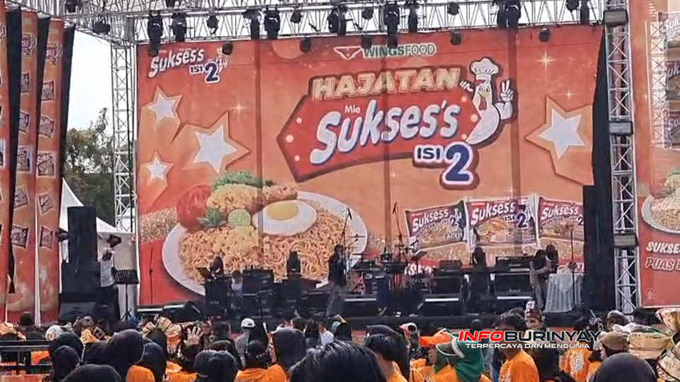 Panggung utama Hajatan Mi Instan Suksess Isi 2 dipadati ribuan warga saat berlangsungnya Lomba Warga berhadiah jutaan rupiah di Lapang Liga Kencana, Kelurahan Rancaekek Kencana, Kecamatan Rancaekek, Kabupaten Bandung, Sabtu (11/7/2026).
