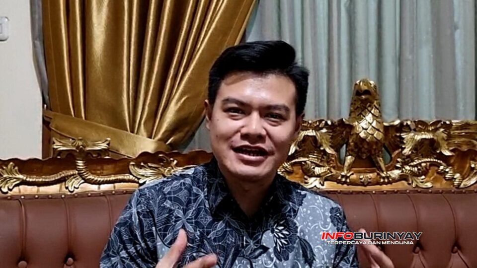 Tokoh Muda Sunda Jawa Barat, Rizky Prasetya Handani, S.E., M.M., menyampaikan pandangannya kepada awak media di Kantor Majelis Adat Sunda, Bandung, Kamis (16/7/2026), mengenai pentingnya pelestarian budaya Sunda melalui kolaborasi dan aspirasi masyarakat.