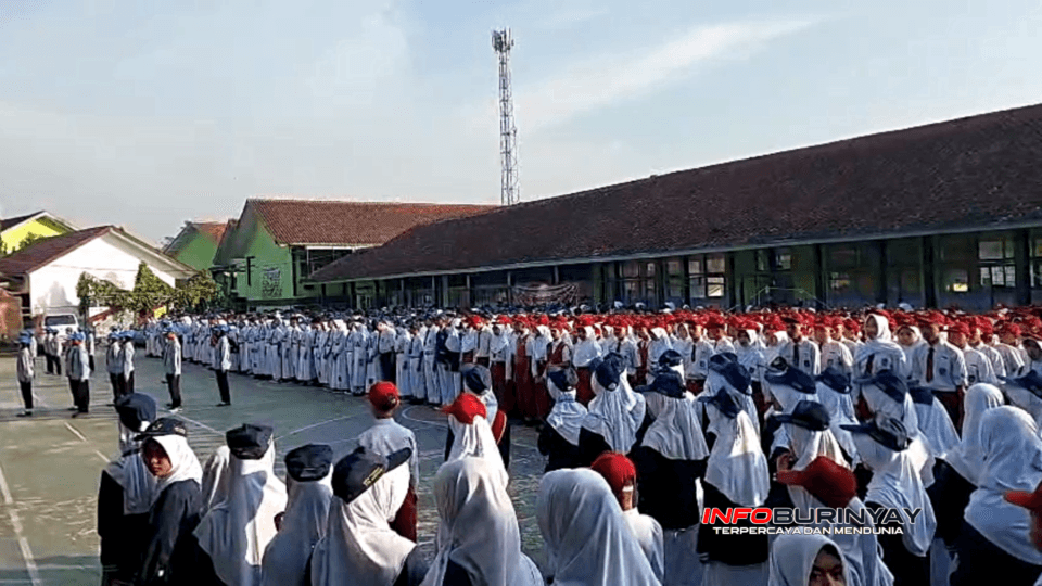 Ratusan siswa mengikuti upacara bendera dan pembukaan MPLS Ramah Anak di halaman SMPN 1 Ciwidey, Kabupaten Bandung, pada hari pertama Tahun Ajaran 2026/2027.