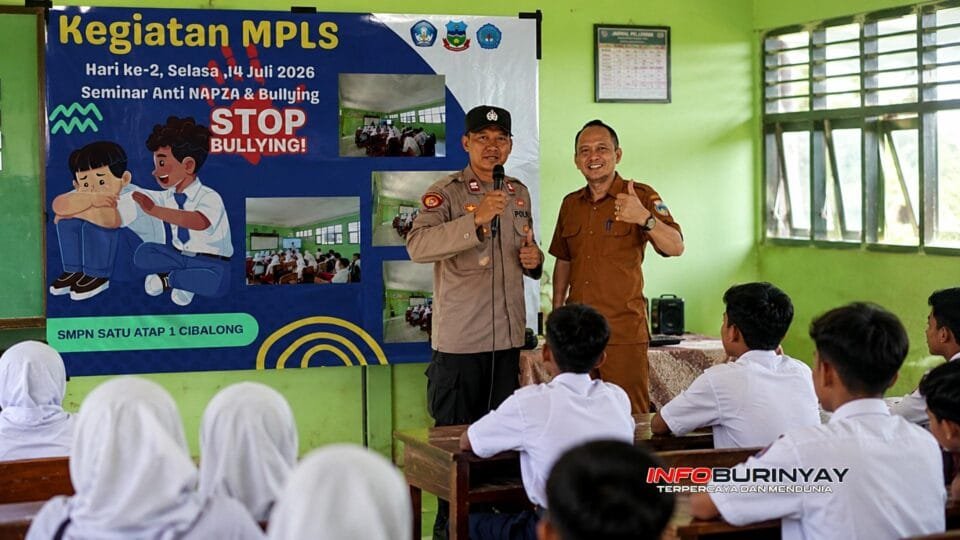 Personel Binmas Polsek Cibalong memberikan edukasi anti NAPZA dan pencegahan perundungan kepada siswa baru pada hari kedua MPLS di SMPN Satu Atap 1 Cibalong, Selasa 14 Juli 2026.