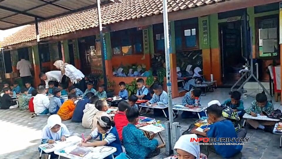 Siswa baru kelas 1 SDN Ciwidey Kota mengikuti kegiatan menggambar dan Story Telling 7 Kebiasaan Anak Indonesia Hebat pada hari ketiga MPLS Tahun Ajaran 2026/2027 di halaman sekolah.