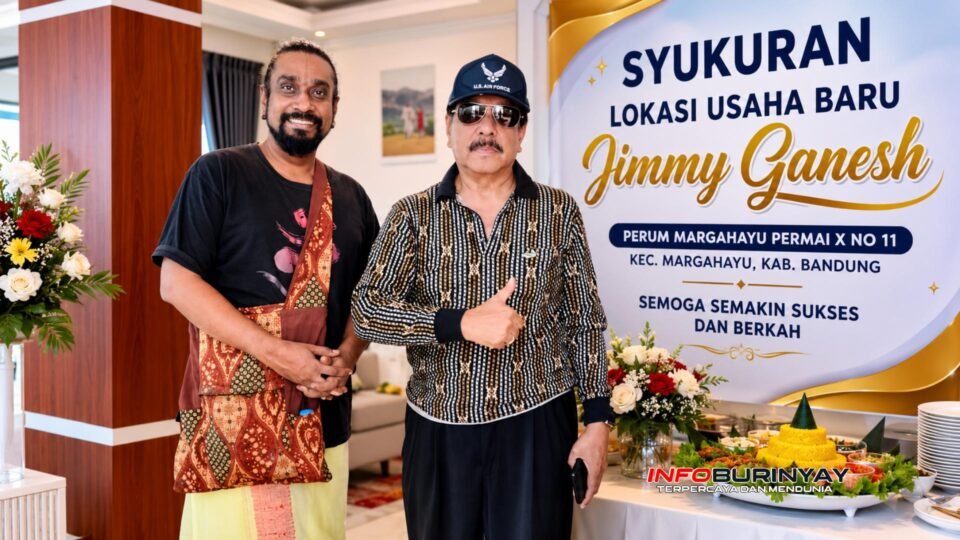 Drs. Bambang Budiraharjo, M.Si. berfoto bersama Jimmy Ganesh pada acara syukuran lokasi usaha baru di Perum Margahayu Permai X No. 11, Kecamatan Margahayu, Kabupaten Bandung.