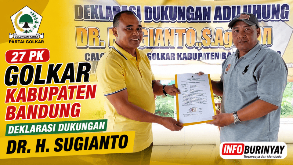 Ketua PK Golkar Kecamatan Margahayu Gunawan Hadi menyerahkan surat dukungan kepada Dr. H. Sugianto pada deklarasi dukungan 27 PK Golkar Kabupaten Bandung menjelang Musda 2026 di Pasirjambu.