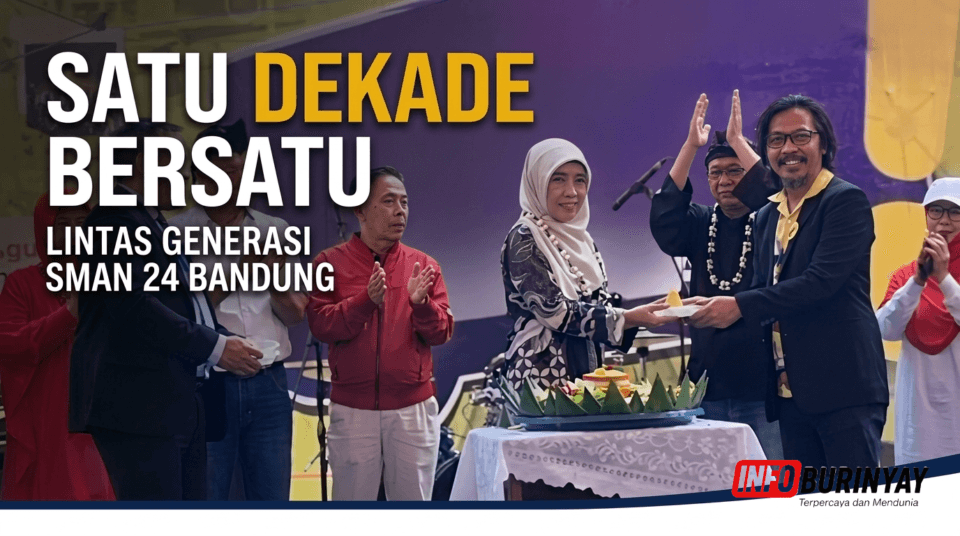 Pepen Permana Kanianten menyerahkan tumpeng HUT ke-10 IKA SMAN UBER 24 Bandung kepada wakil kepala sekolah