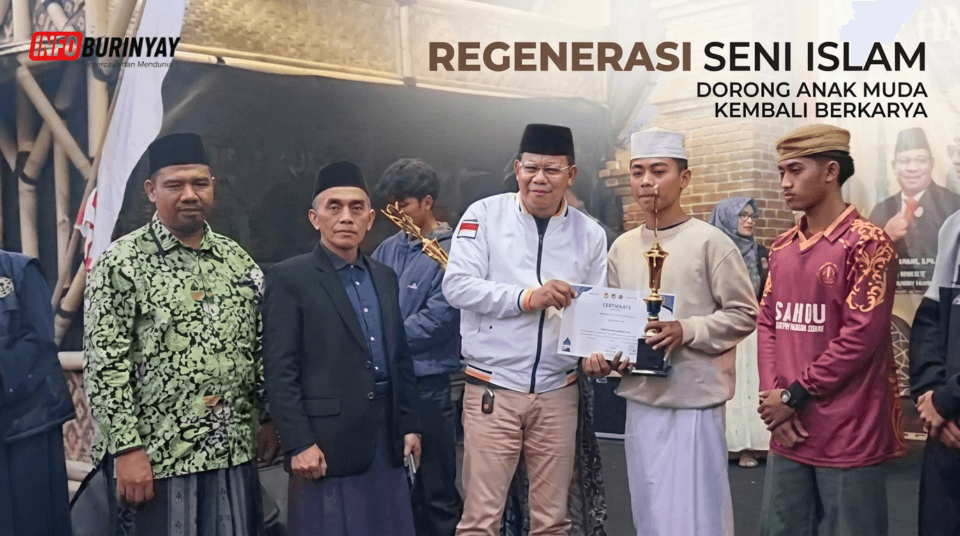 Dr. H. Cecep Suhendar menyerahkan penghargaan dan trofi kepada peserta Festival Hadroh dan Qasidah Sebandung Raya di Rancaekek.