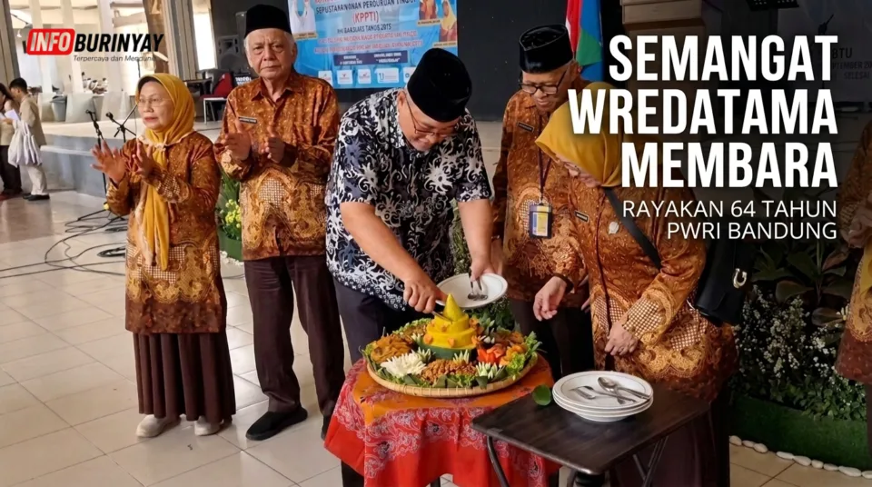 Pemotongan nasi tumpeng HUT PWRI ke-64 Kota Bandung