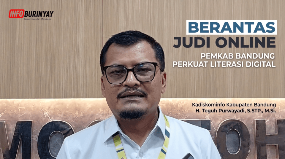 Kadiskominfo Kabupaten Bandung Teguh Purwayadi saat diwawancarai awak media soal literasi digital