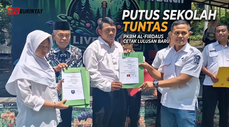 Perwakilan siswa dan siswi PKBM Al-Firdaus dan JARMI Pasirjambu menerima ijazah kesetaraan di Rancabali, Kabupaten Bandung.