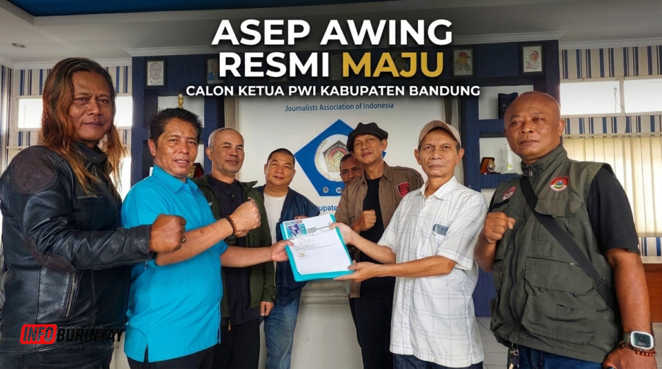 Asep Awing menunjukkan dokumen pendaftaran calon Ketua PWI Kabupaten Bandung 2026