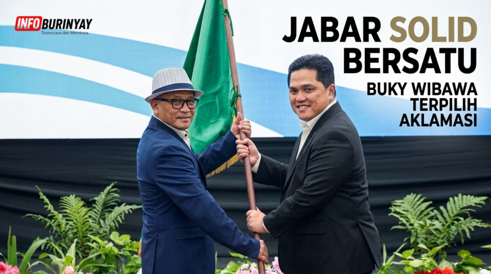 Buky Wibawa menerima panji PSSI dari Erick Thohir setelah terpilih sebagai Ketua Asprov PSSI Jawa Barat periode 2026–2030.