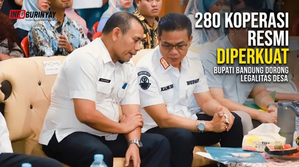 Bupati Bandung Dadang Supriatna berbincang dengan Kepala Dinas Koperasi Dindin Syahidin membahas penguatan 280 KDMP