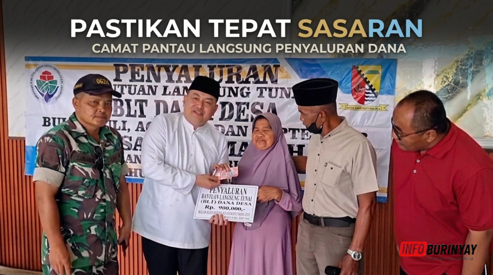 Camat Rancaekek Gugum Gumilar menyerahkan BLT Dana Desa kepada penerima manfaat di Sukamanah