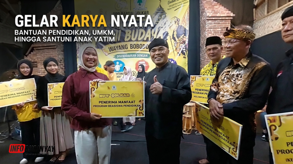Ketua DPD Partai Golkar Kabupaten Bandung Dr. H. Sugianto menyerahkan beasiswa perguruan tinggi pada HUT ke-62 Golkar di Rancaekek.
