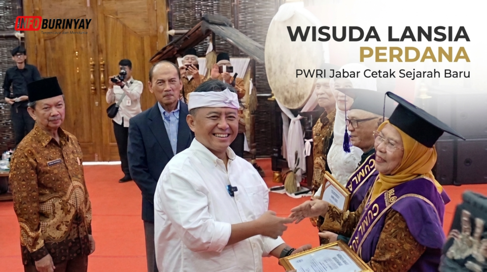Sekda Jabar bersama Ketua PWRI Jabar dan Wakil Ketua PB PWRI menyerahkan penghargaan pada HUT ke-64 PWRI Jawa Barat