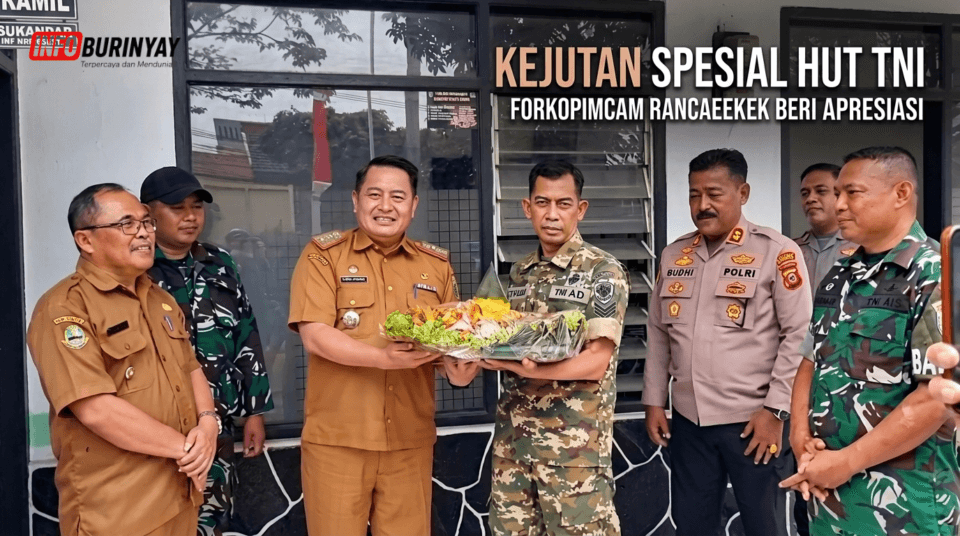 Camat dan Kapolsek Rancaekek serahkan nasi tumpeng kepada Batuud Koramil 2401 Rancaekek saat HUT TNI ke-81