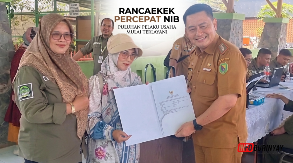 Camat Rancaekek Gugum Gumilar bersama Rosita dari DPMPTSP Kabupaten Bandung menyerahkan dokumen NIB kepada warga dalam layanan NIB gratis bagi pelaku UMKM.