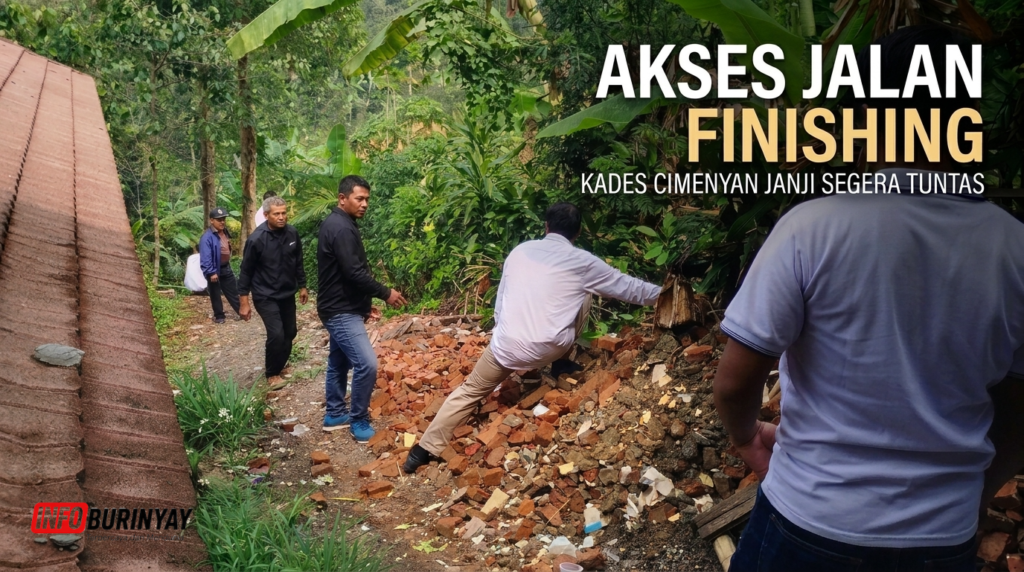Pemdes Cimenyan membereskan material bongkaran di lahan Dadan Kurnia, Kecamatan Cimenyan, Kabupaten Bandung.