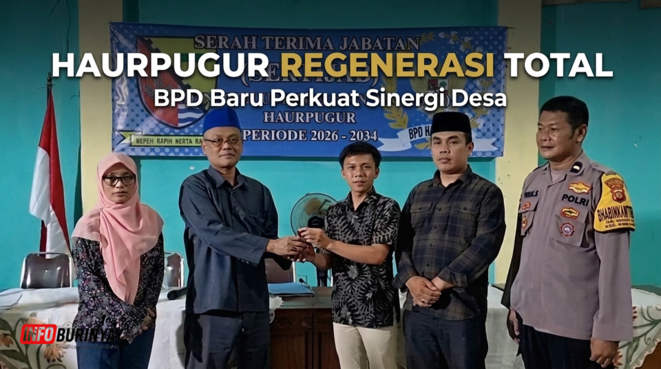 Serah terima cap dan dokumen dari Ketua BPD Haurpugur lama kepada Ketua terpilih Rifqi Rozali untuk periode 2026–2034 di Kecamatan Rancaekek, Kabupaten Bandung.